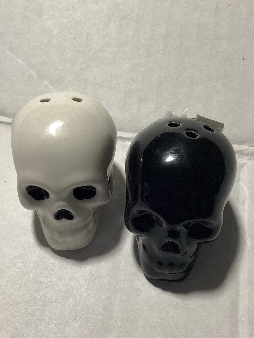 Skull Salt and Pepper Shaker Set - Black and White -mini